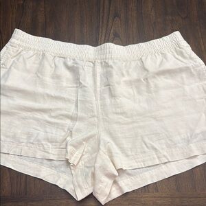 LAST CHANCE! Item will be donated 1/16/25. 
Women's White Casual Shorts
